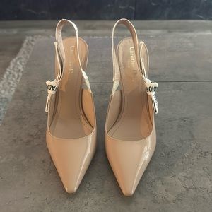 J’ADIOR NUDE PATENT LEATHER SLINGBACKS